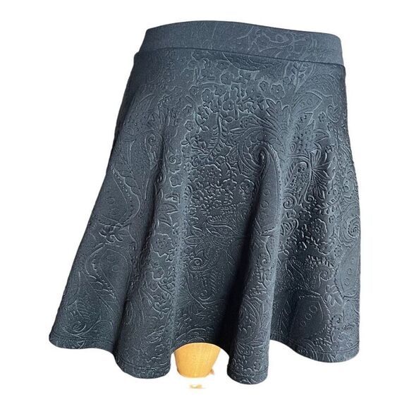 Womens Aeropostale Black Floral Embossed Textured Skater Skirt - Sz S - Picture 2 of 2